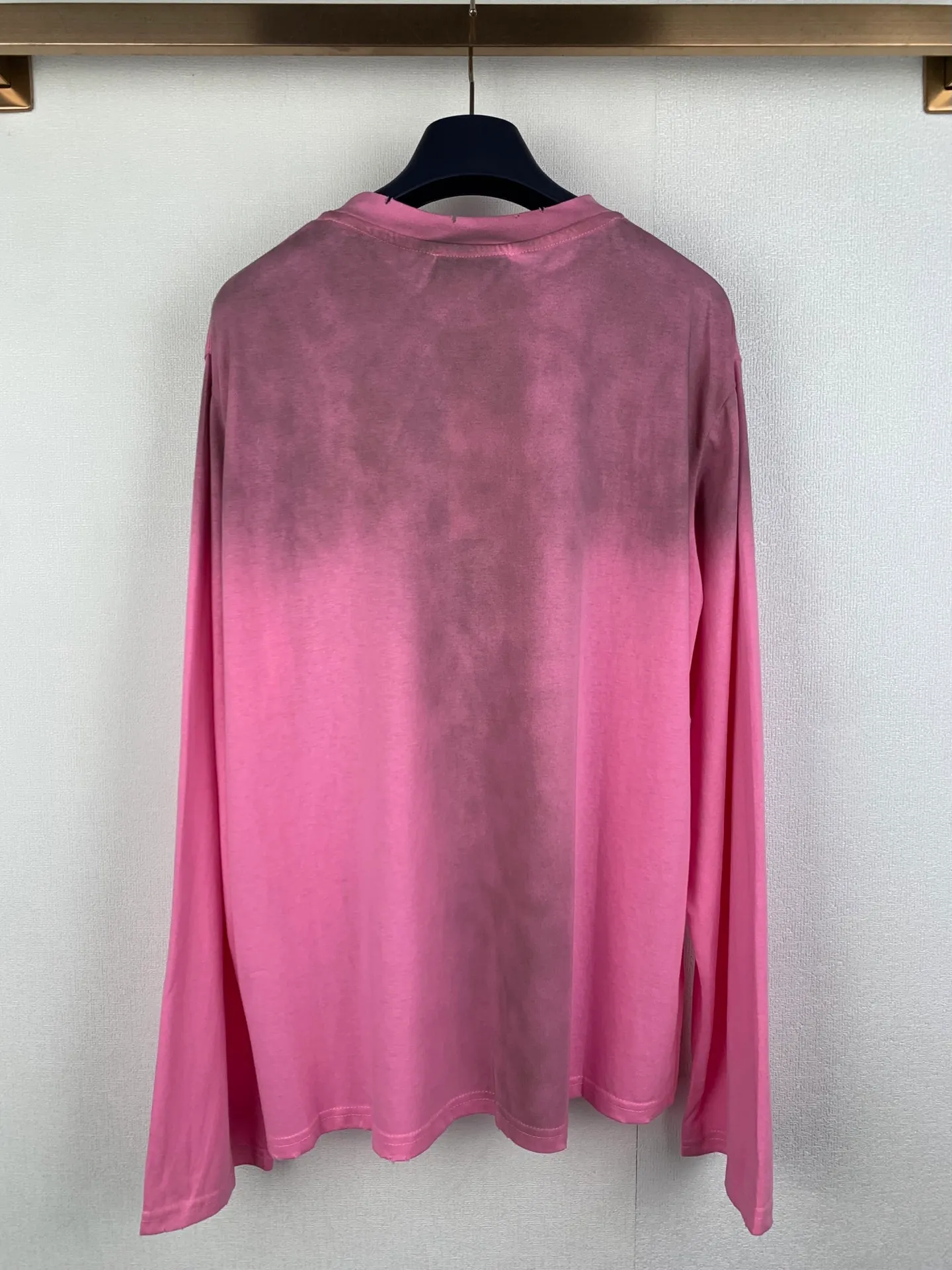 ACNE Studios spray-painted distressed printed logo long-sleeved T-shirt. Customized cloud velvet cool ski-feel cotton. Smooth drape. Delicate Breathable. A touch of glacier blue blooms quietly. Relaxed and alienated. Luxurious. The Acne Studios logo pattern is embellished on the chest. The uneven depth of the letter strokes is like the mark engraved by the years. It is sublimated by the imperfection of spray-painting and distressing to form a visual collision between softness and strength. Needless to say, the design speaks for itself. Let the clothes become an extension of the wearer's personality. Process 1: Use glue printing. The chest printing is modified three times by the film screen. Use glue liquid paint to print the pattern on the fabric. Bake the fabric to fix the printed pattern. Process 2: Gradient distressing spray process. By spraying dyes of different colors on the surface of the fabric, the clothes can show rich color changes under different lights and increase the visual layering. Process 3: Many parts of the body are worn by pure manual regular positioning. Manual brush marks. Add texture and depth to the surface of clothing to imitate the texture of natural wear. Process 4: The fabrics have been fermented and washed. They have a better hand feel. They are not easy to deform, shrink or fade. They maintain long-term beauty. Accessories: Customized 1:1 Acne trademark. Version: Loose version. Size: S M L XL